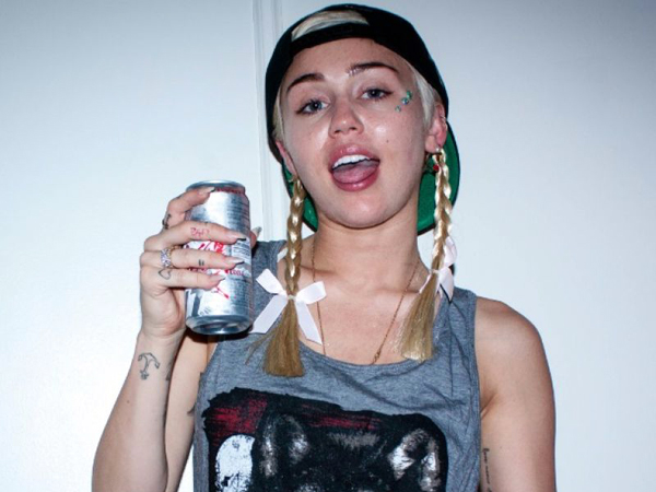 Lecehkan Bendera Meksiko Saat Konser, Miley Cyrus Terancam Hukuman Penjara!